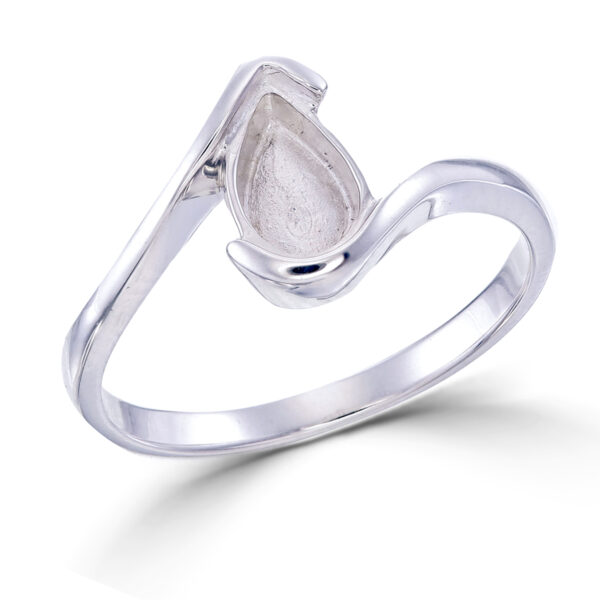 Single pear ring setting