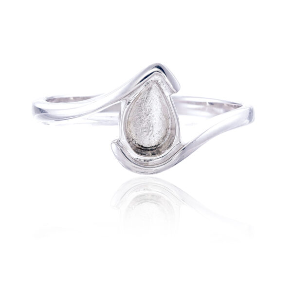 Single pear ring setting