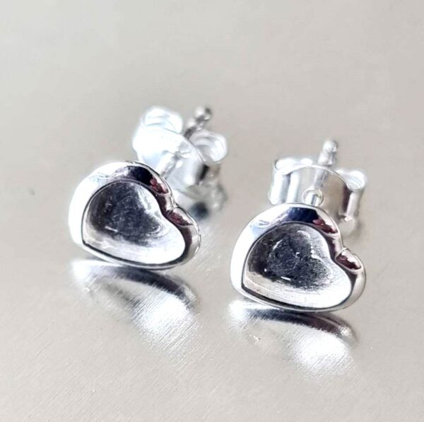 Heart studs closed back shallow setting 4mm